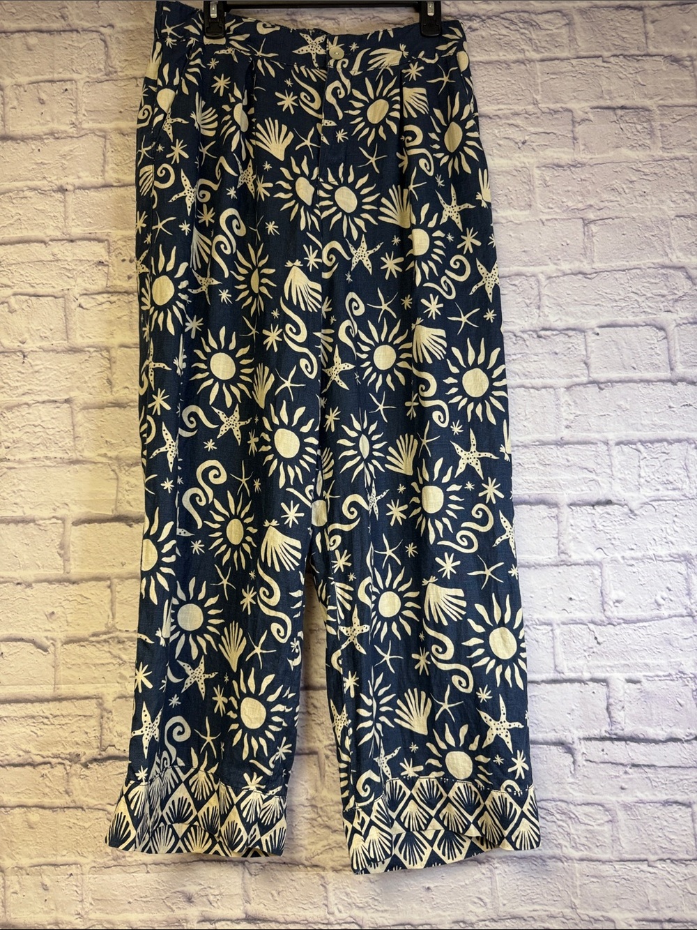 C&C California Navy and Cream Sunburst Print Capris